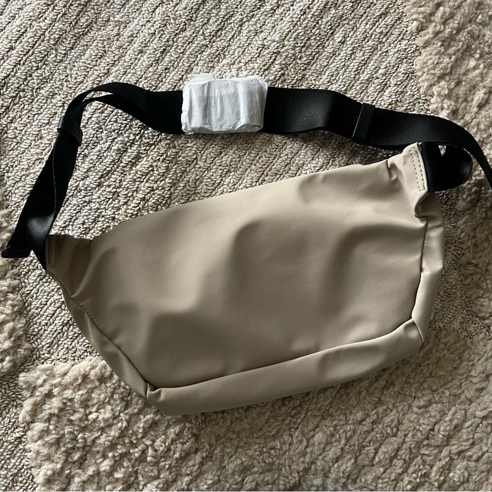 NWOT Away Fanny Pack Sling Bag - Picture 2 of 4